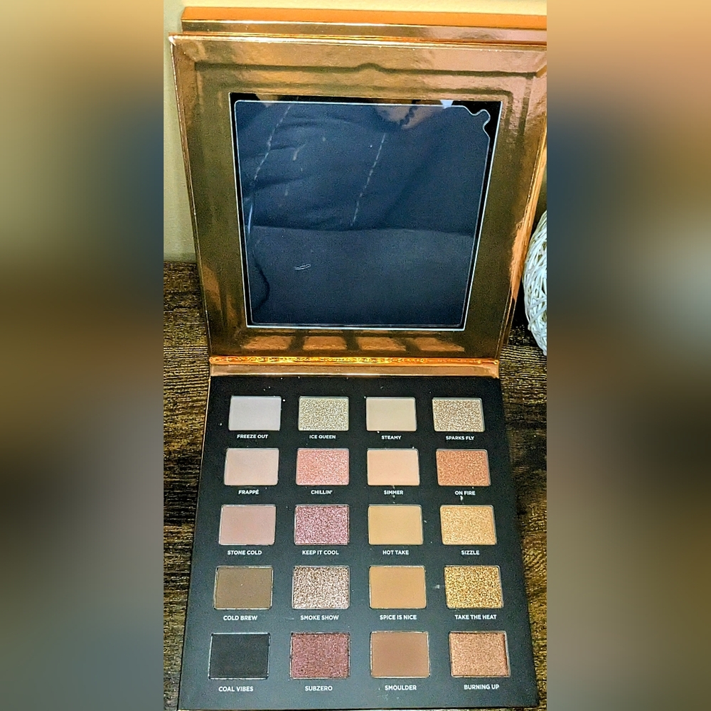 ICONIC LONDON Hotting Up Eyeshadow Palette - Picture 8 of 10